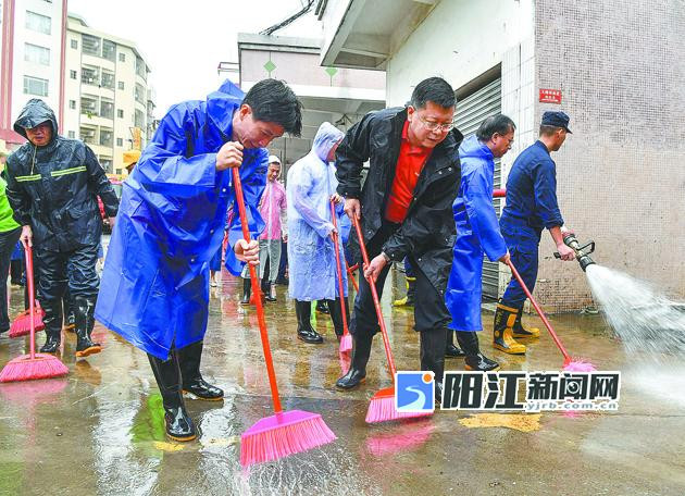 焦蘭生溫湛濱帶頭參加創(chuàng)文鞏衛(wèi)環(huán)境衛(wèi)生志愿服務活動.jpg